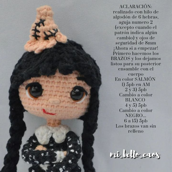 Patrón Amigurumi Gratis: Búp bê Merlin Addams tóc đen dài, váy in xương trắng, mắt to và mũ phù thủy