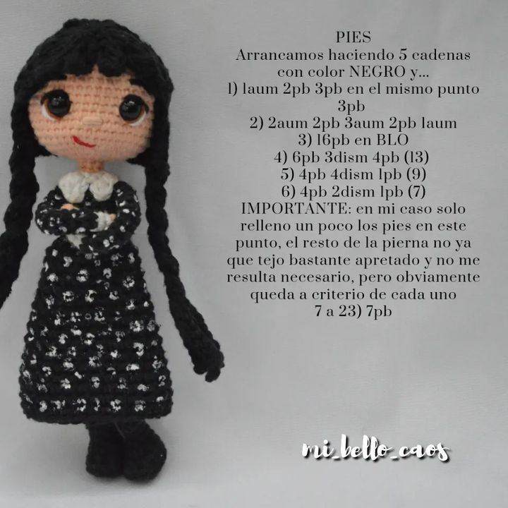 Patrón Amigurumi Gratis: Búp bê Merlin Addams tóc đen dài, váy in xương trắng, mắt to và mũ phù thủy