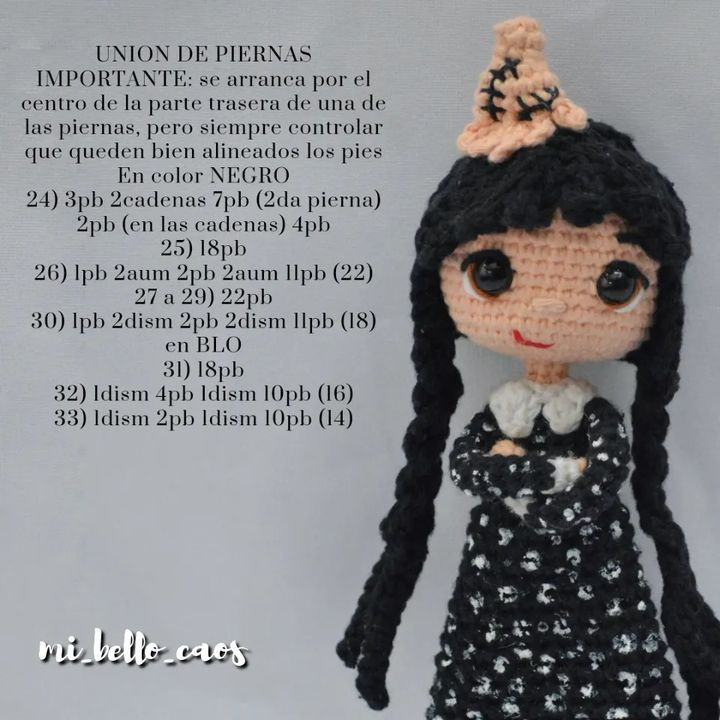 Patrón Amigurumi Gratis: Búp bê Merlin Addams tóc đen dài, váy in xương trắng, mắt to và mũ phù thủy