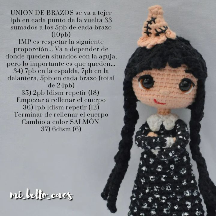 Patrón Amigurumi Gratis: Búp bê Merlin Addams tóc đen dài, váy in xương trắng, mắt to và mũ phù thủy
