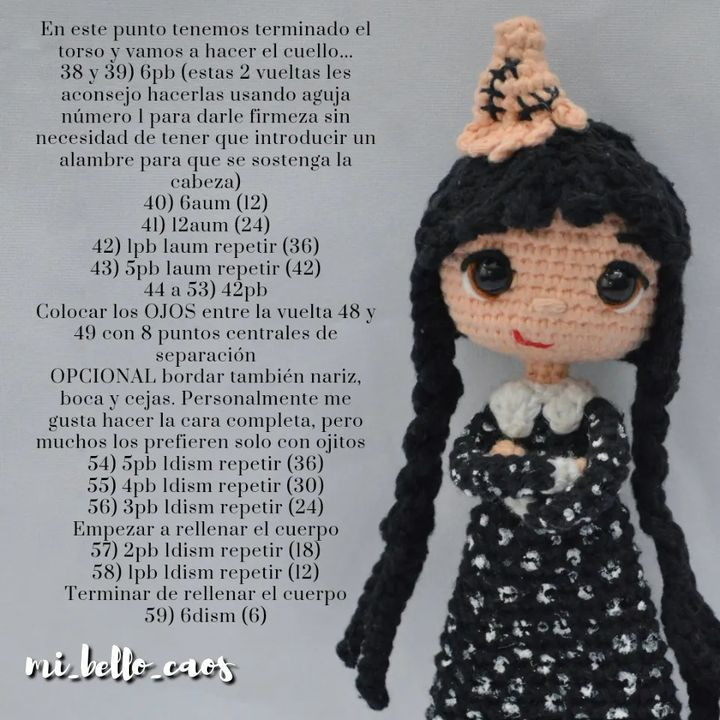 Patrón Amigurumi Gratis: Búp bê Merlin Addams tóc đen dài, váy in xương trắng, mắt to và mũ phù thủy