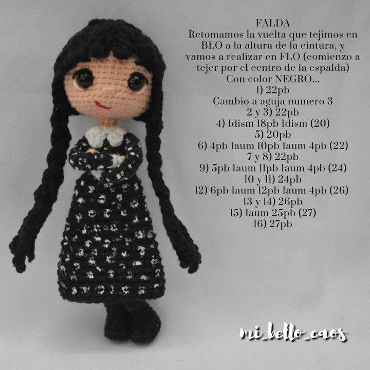Patrón Amigurumi Gratis: Búp bê Merlin Addams tóc đen dài, váy in xương trắng, mắt to và mũ phù thủy