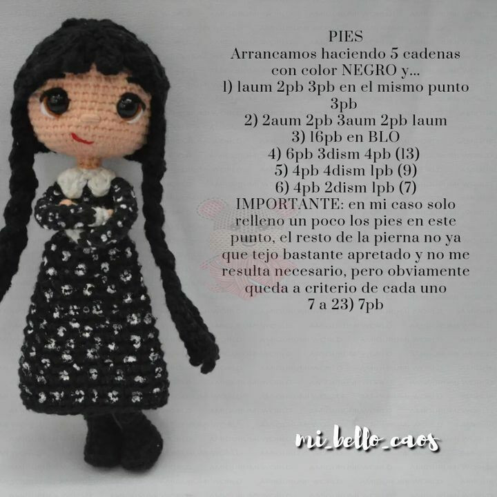 Patrón Amigurumi Gratis: Búp bê Merlin Addams tóc đen dài, váy in xương trắng, mắt to và mũ phù thủy