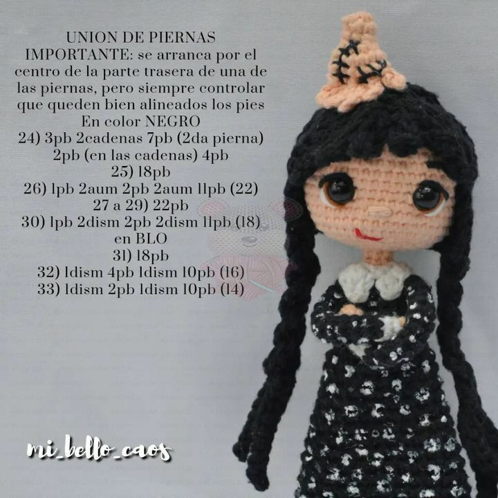 Patrón Amigurumi Gratis: Búp bê Merlin Addams tóc đen dài, váy in xương trắng, mắt to và mũ phù thủy