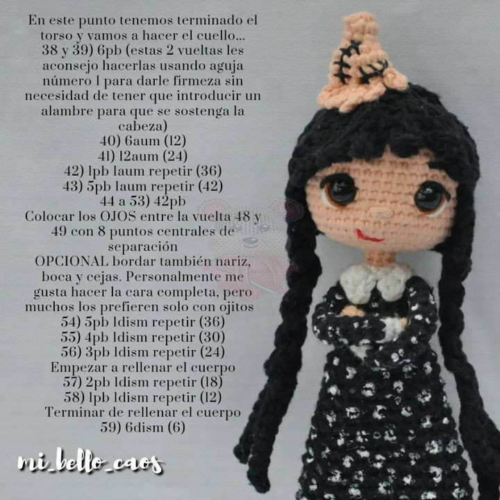 Patrón Amigurumi Gratis: Búp bê Merlin Addams tóc đen dài, váy in xương trắng, mắt to và mũ phù thủy