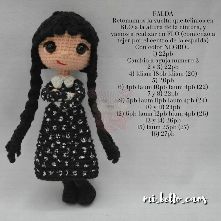 Patrón Amigurumi Gratis: Búp bê Merlin Addams tóc đen dài, váy in xương trắng, mắt to và mũ phù thủy