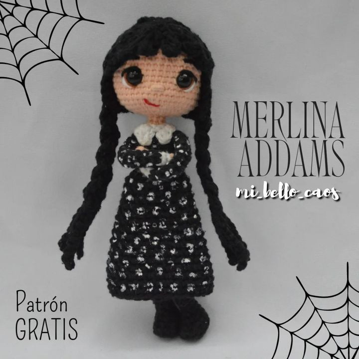 Patrón Amigurumi Gratis: Búp bê Merlin Addams tóc đen dài, váy in xương trắng, mắt to và mũ phù thủy