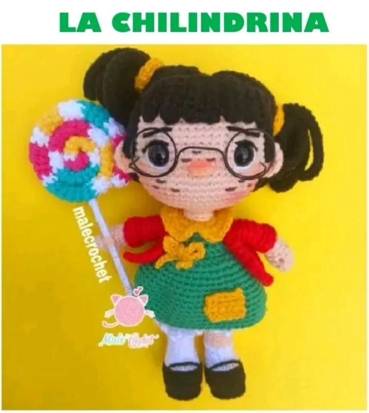 Patrón Amigurumi La Chilindrina con gafas y paleta de colores verde rojo