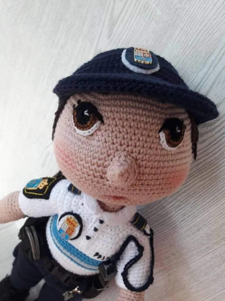 Patrón Amigurumi Muñeca Policía Española Merce