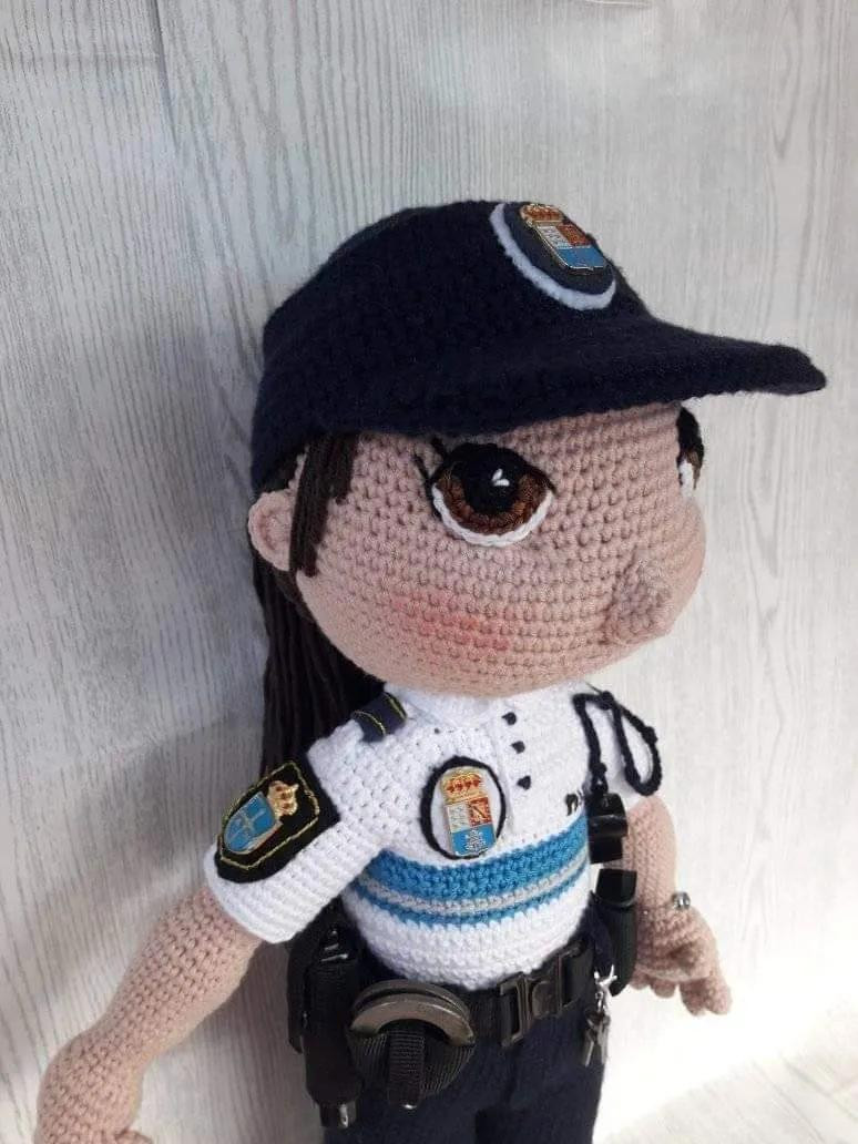 Patrón Amigurumi Muñeca Policía Española Merce