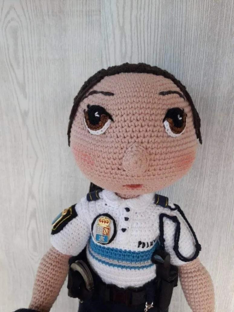 Patrón Amigurumi Muñeca Policía Española Merce