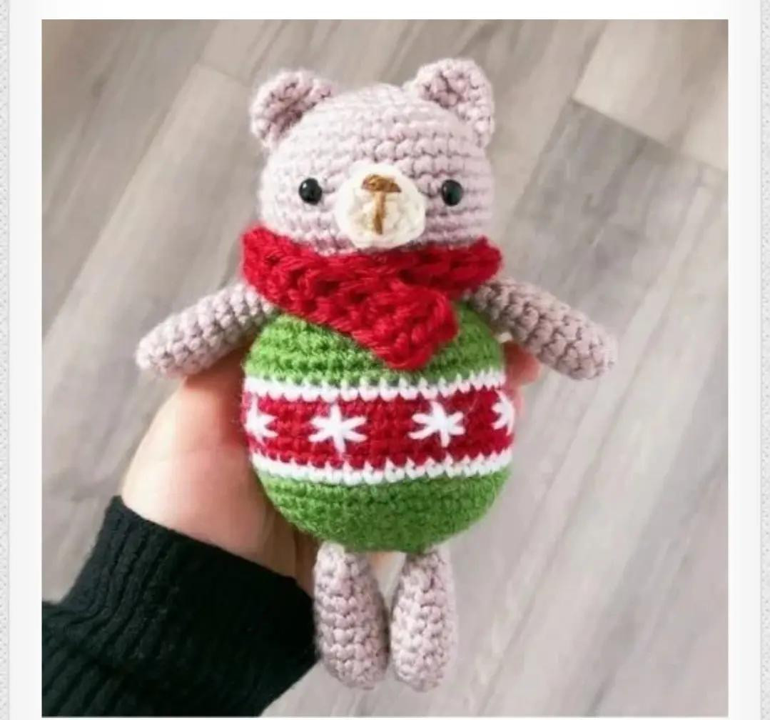 Patrón Amigurumi Oso Navideño: Guía de Tejido a Crochet con Suéter Verde y Bufanda Roja