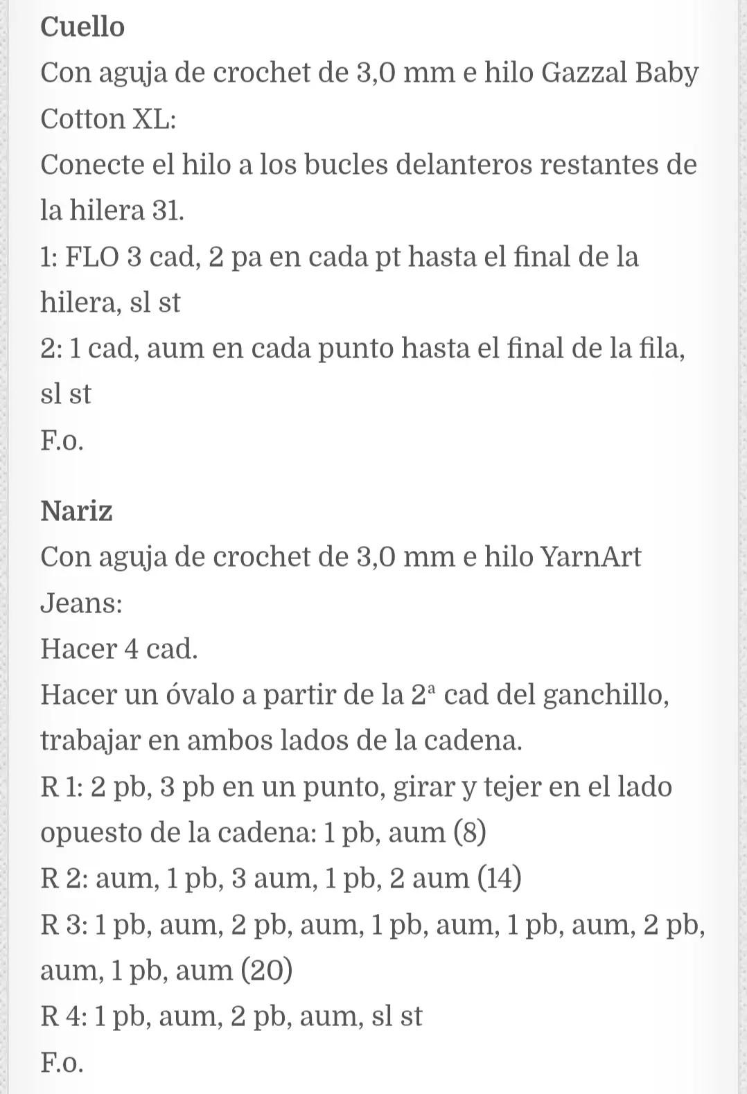 Patrón Amigurumi Pequeño Koala Gratis con cuello azul y materiales detallados