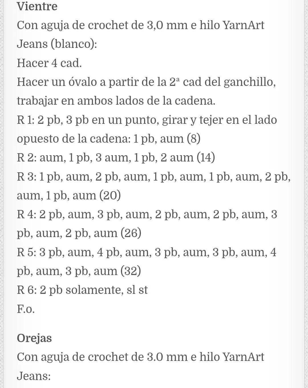 Patrón Amigurumi Pequeño Koala Gratis con cuello azul y materiales detallados