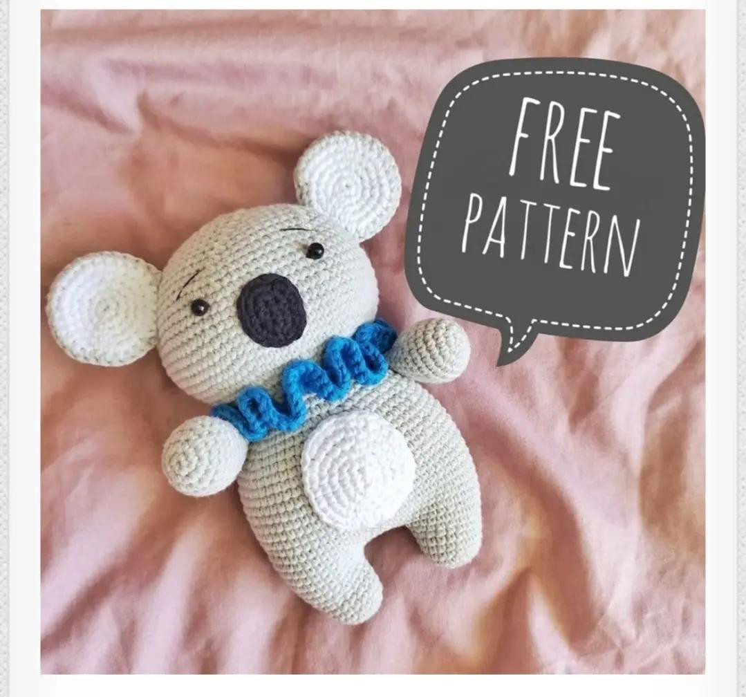 Patrón Amigurumi Pequeño Koala Gratis con cuello azul y materiales detallados