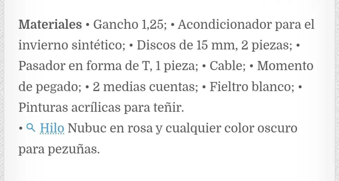 Patrón de amigurumi cerdito rosa con pañuelo blanco y pezuñas oscuras, instrucciones paso a paso en español
