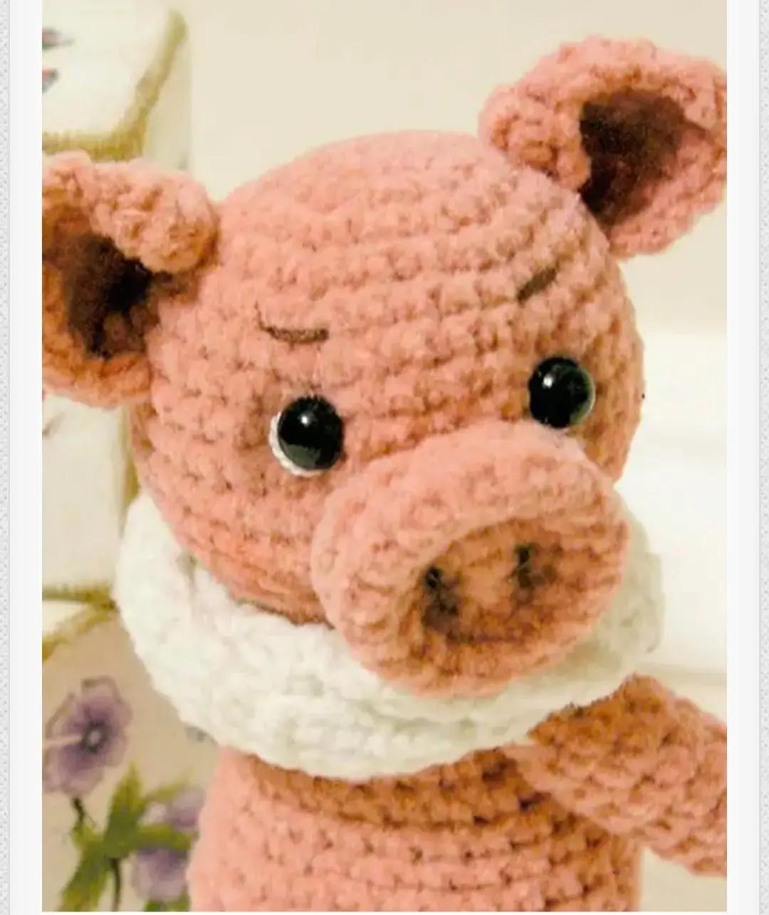 Patrón de amigurumi cerdito rosa con pañuelo blanco y pezuñas oscuras, instrucciones paso a paso en español