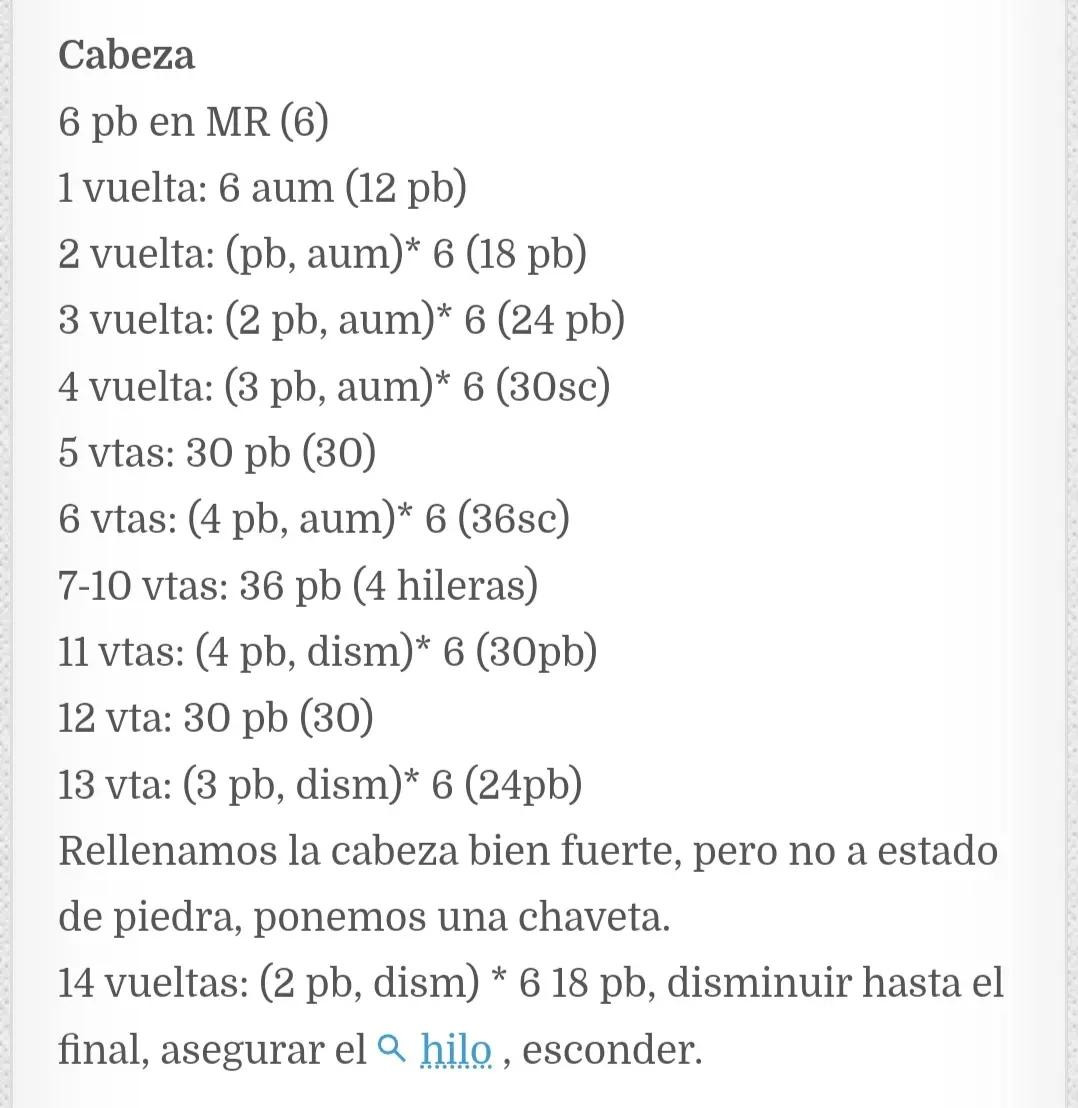 Patrón de amigurumi cerdito rosa con pañuelo blanco y pezuñas oscuras, instrucciones paso a paso en español