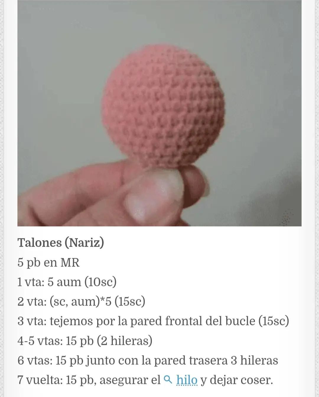 Patrón de amigurumi cerdito rosa con pañuelo blanco y pezuñas oscuras, instrucciones paso a paso en español