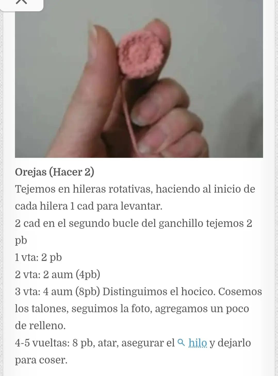 Patrón de amigurumi cerdito rosa con pañuelo blanco y pezuñas oscuras, instrucciones paso a paso en español