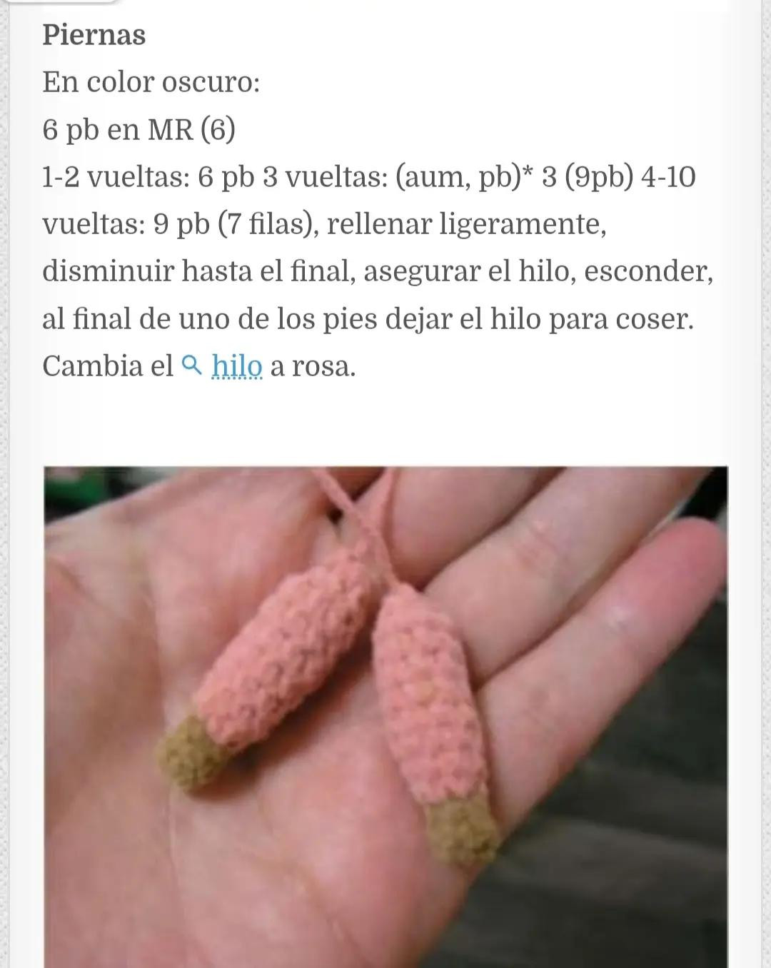 Patrón de amigurumi cerdito rosa con pañuelo blanco y pezuñas oscuras, instrucciones paso a paso en español