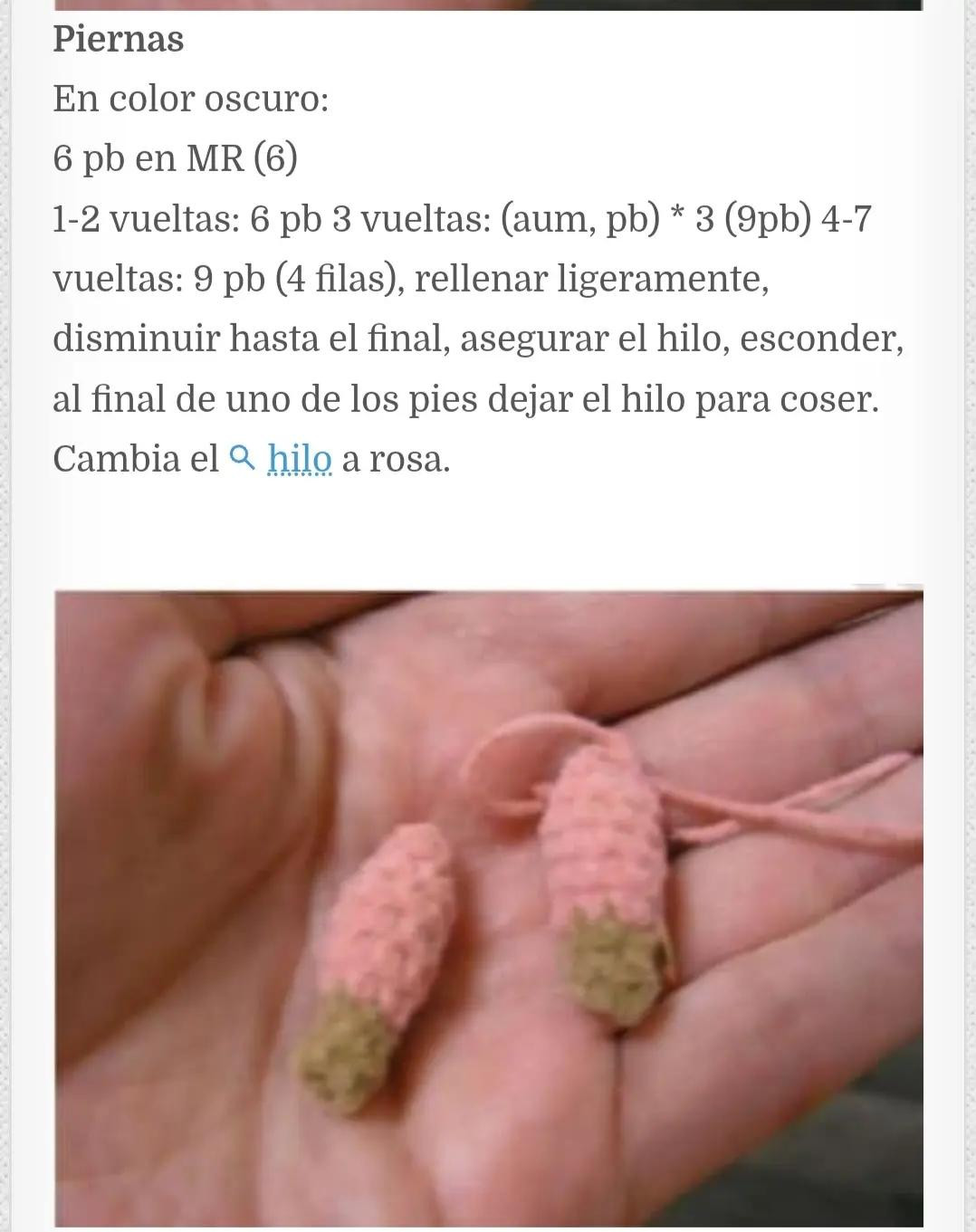 Patrón de amigurumi cerdito rosa con pañuelo blanco y pezuñas oscuras, instrucciones paso a paso en español