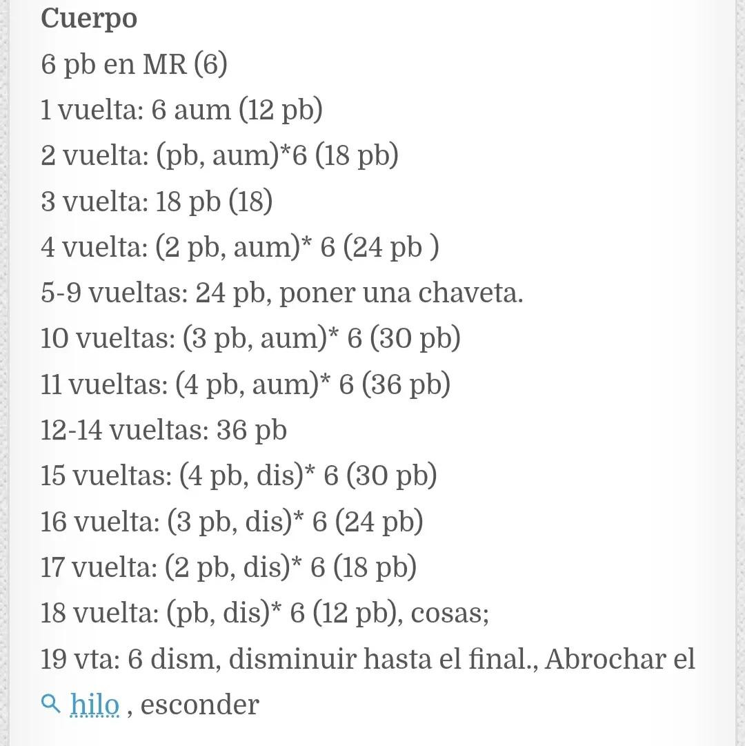 Patrón de amigurumi cerdito rosa con pañuelo blanco y pezuñas oscuras, instrucciones paso a paso en español