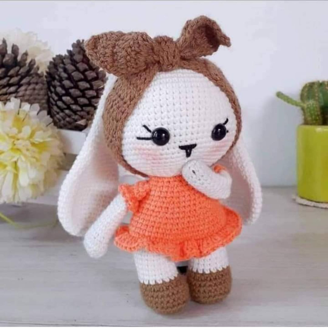 Patrón de Amigurumi: Conejita Tejida a Crochet con Vestido Coral y Orejas Café