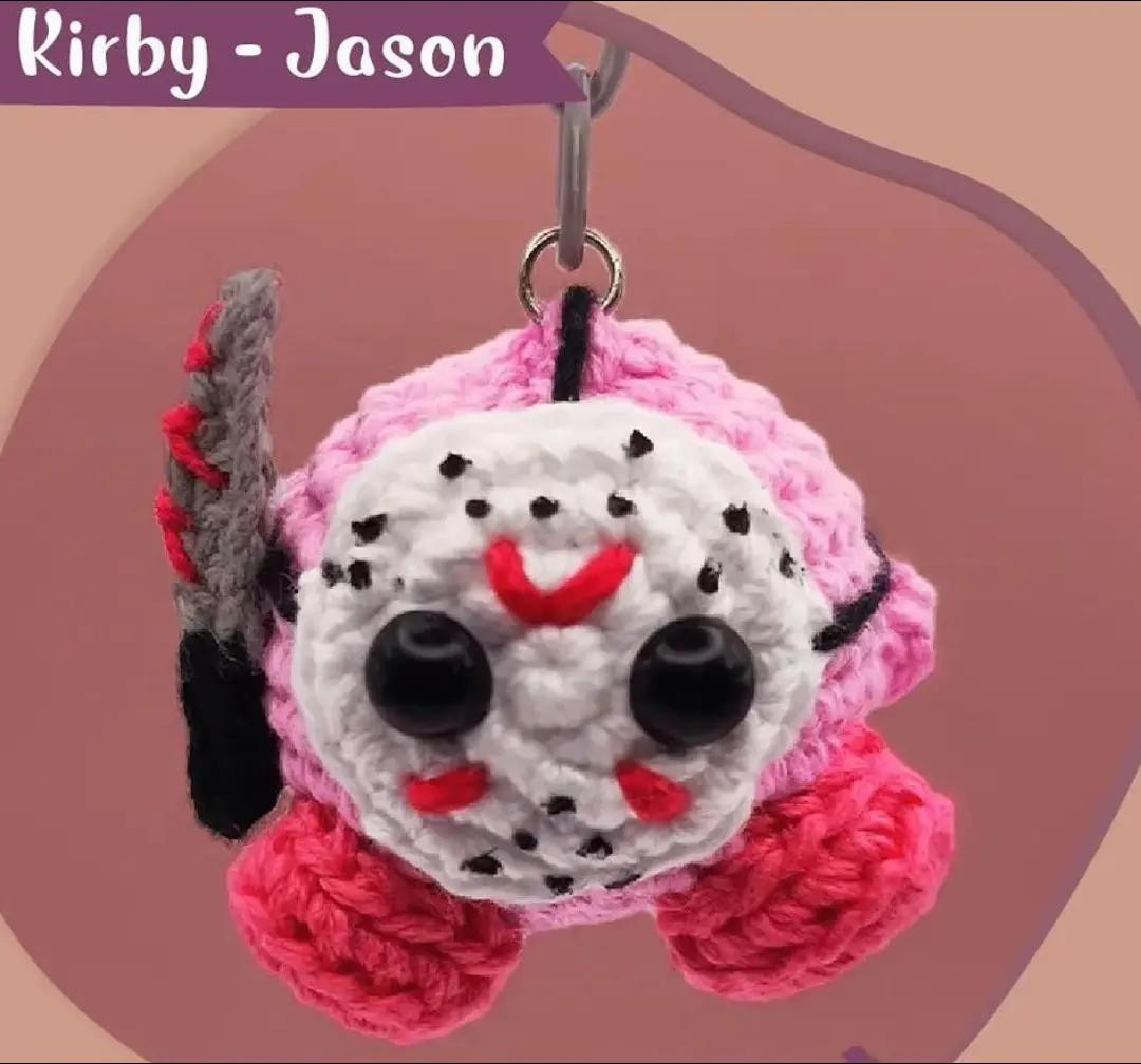 Patrón de Amigurumi: Kirby disfrazado de Jason Voorhees (Llavero)