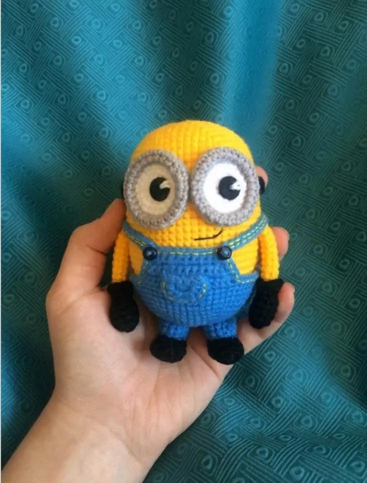 Patrón de amigurumi Minion: cuerpo, ojos y traje azul