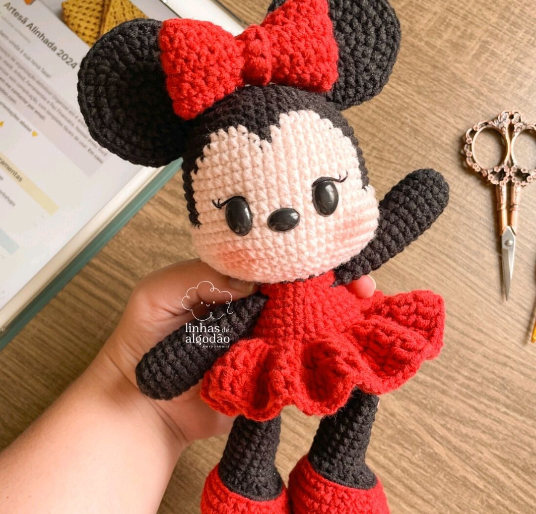 Patrón de Amigurumi Minnie Mouse con Vestido Rojo y Laço