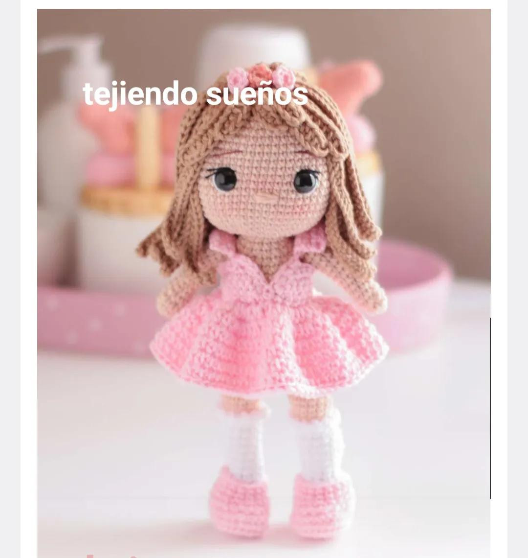 Patrón de amigurumi: Muñeca tejida a crochet con vestido rosa y cabello castaño