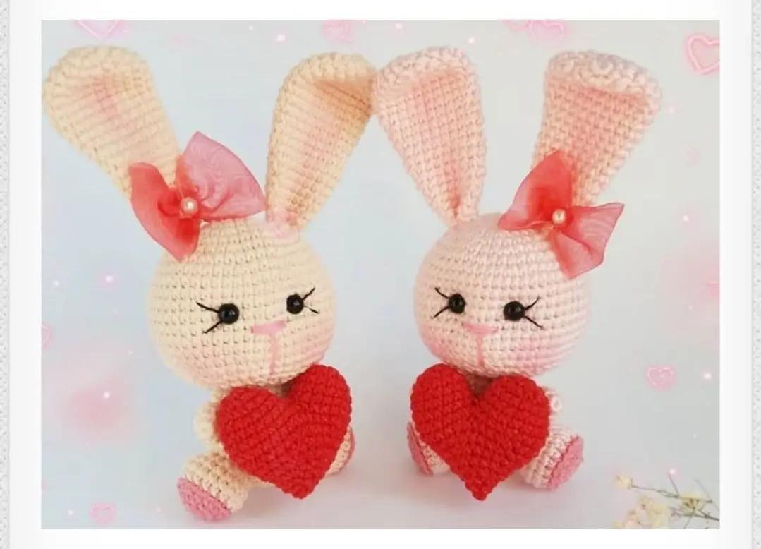 Patrón de amigurumi para conejito con corazón y lazo rosa, instrucciones detalladas en español