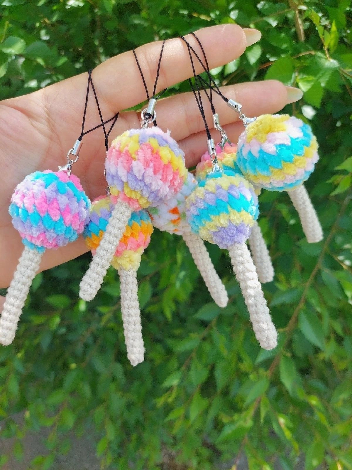 Patrón de amigurumi para hacer lollipops coloridos