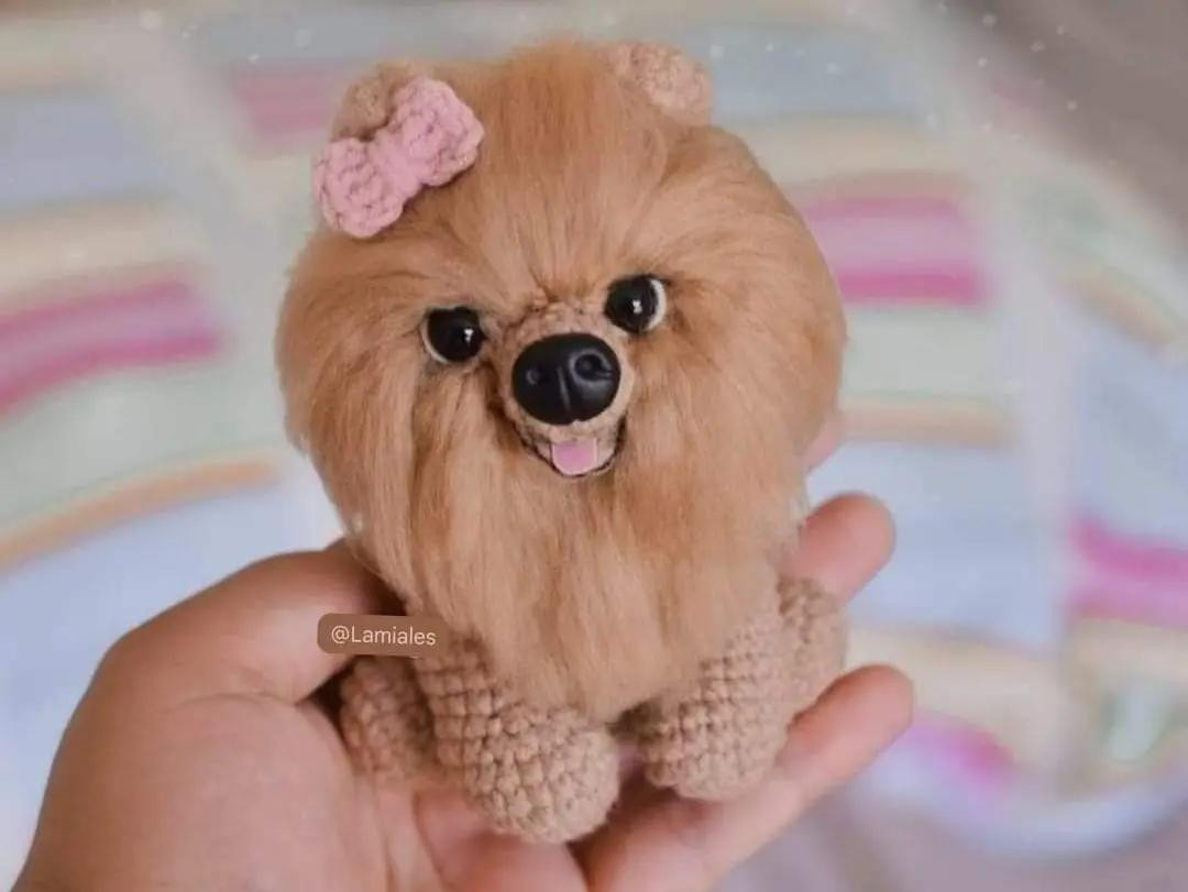 Patrón de Amigurumi Pomerania: Instrucciones detalladas para tejer perro esponjoso con moño rosa