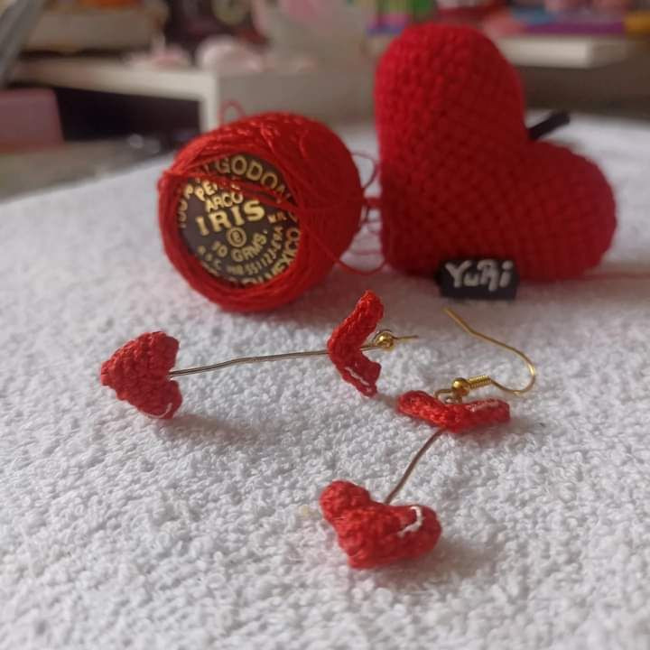 Patrón de aretes flecha corazón rojo