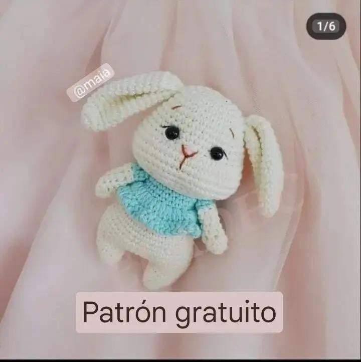 Patrón de conejo amigurumi con top azul