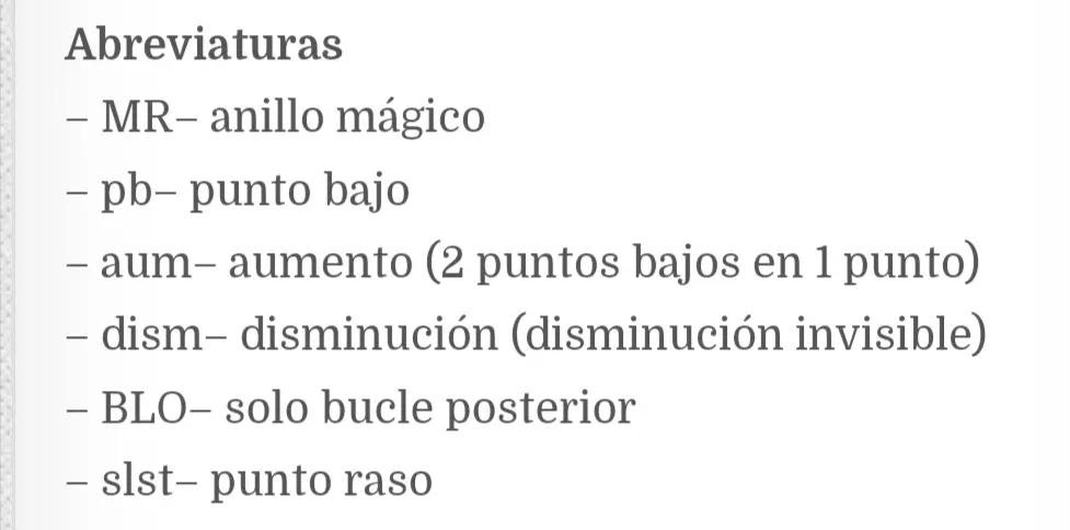 Patrón de crochet amigurumi Hello Kitty con overol azul y camiseta rosa, instrucciones paso a paso