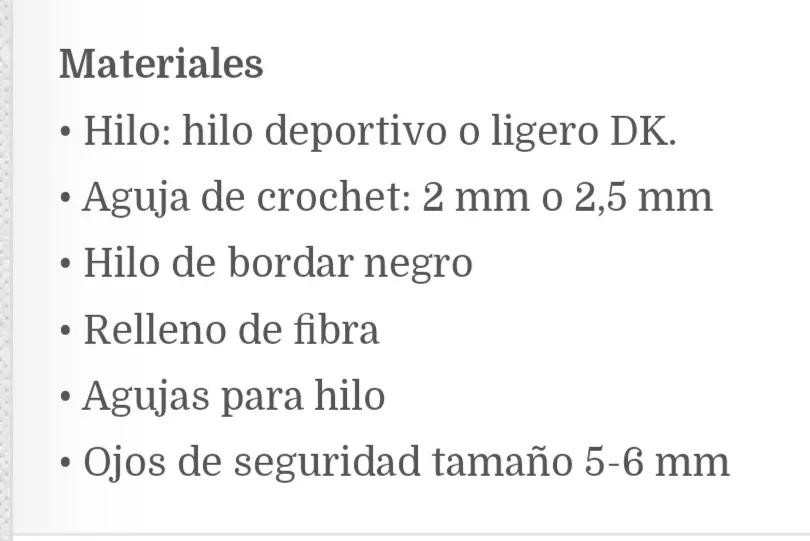 Patrón de crochet amigurumi Hello Kitty con overol azul y camiseta rosa, instrucciones paso a paso
