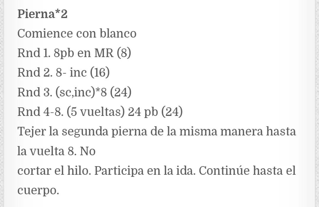 Patrón de crochet amigurumi Hello Kitty con overol azul y camiseta rosa, instrucciones paso a paso
