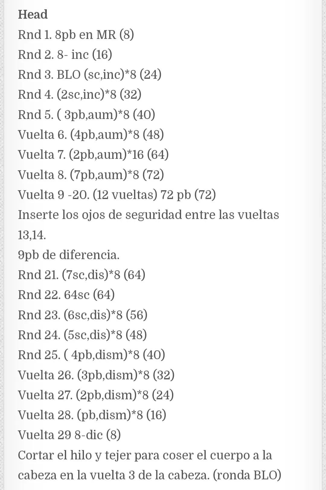 Patrón de crochet amigurumi Hello Kitty con overol azul y camiseta rosa, instrucciones paso a paso