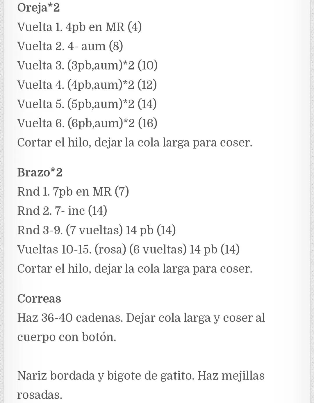 Patrón de crochet amigurumi Hello Kitty con overol azul y camiseta rosa, instrucciones paso a paso