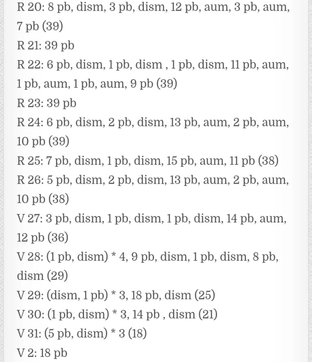 Patrón de crochet gratis para fantasma tierno con sombrero de bruja y calabazas, materiales y abreviaturas incluidas
