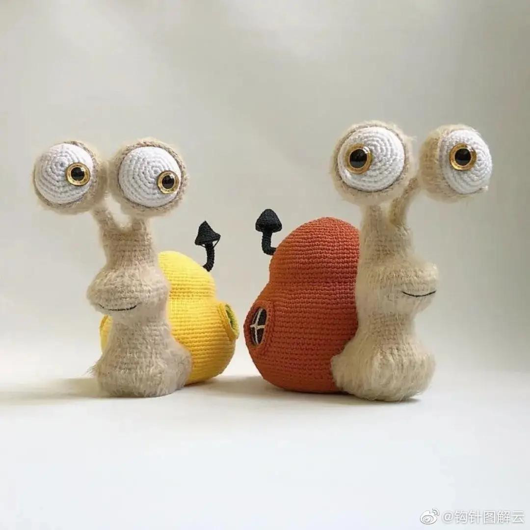 Patrón de crochet para caracol amigurumi con ojos grandes y caparazón amarillo o naranja
