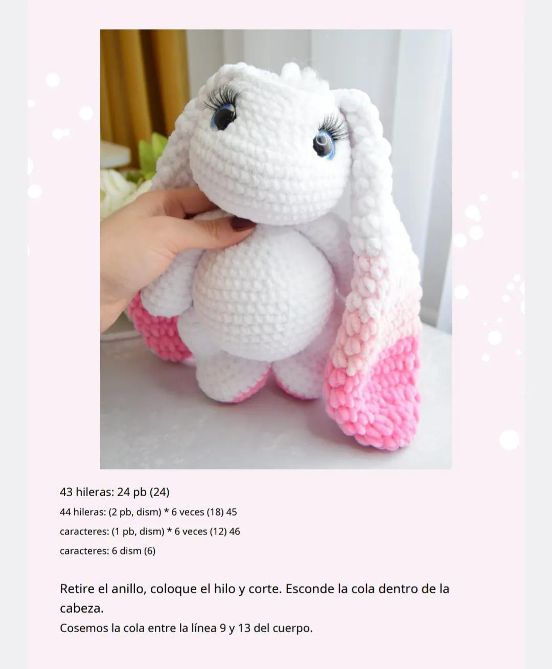Patrón de crochet para conejito amigurumi blanco con orejas rosadas y detalles florales