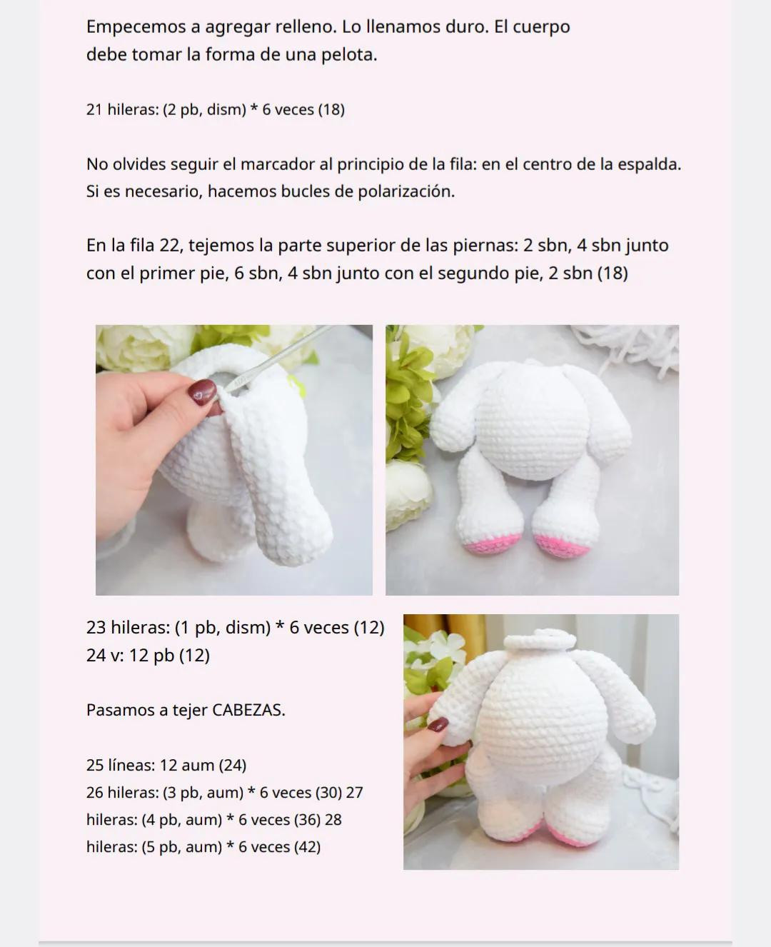 Patrón de crochet para conejito amigurumi blanco con orejas rosadas y detalles florales