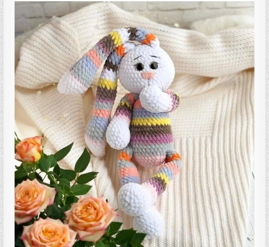 Patrón de Crochet para Conejo Amigurumi con Rayas Multicolores y Diseño Tierno