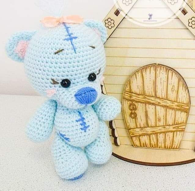Patrón de crochet para gấu bông màu xanh pastel với thiết kế vá may