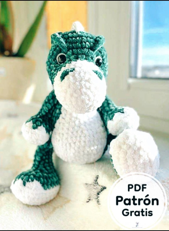 Patrón de dragón amigurumi verde y blanco gratis