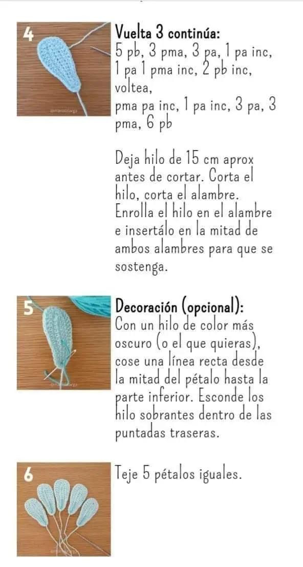 Patrón de flor azul cielo con pétalos y estambres